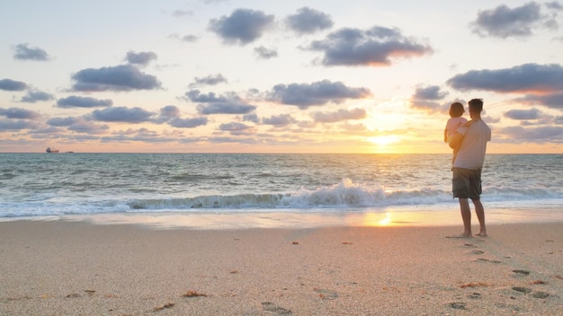 Vater und Tochter am Meeresstrand