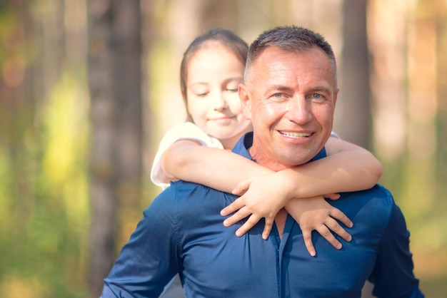 Vater und Tochter amüsieren sich im Freien