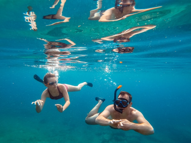 Vater und Tochter, die im Meer schnorcheln