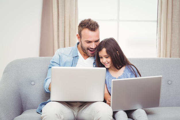 Vater und Tochter, die Laptop verwendet