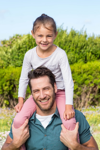 Vater und Tochter, die Spaß haben