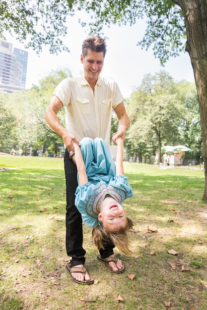 Vater und Tochter, die zusammen am Park spielen