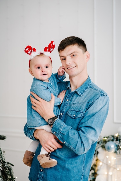 Vater und Tochter. Fröhliche Weihnachten. Das Konzept des Familienwinterurlaubs.