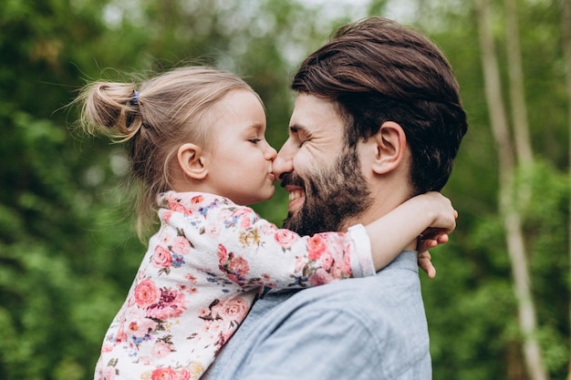 Vater und Tochter haben Spaß im Park Elternteil und sein Kind entspannen und verbringen Freizeit zusammen im Freien in der Natur