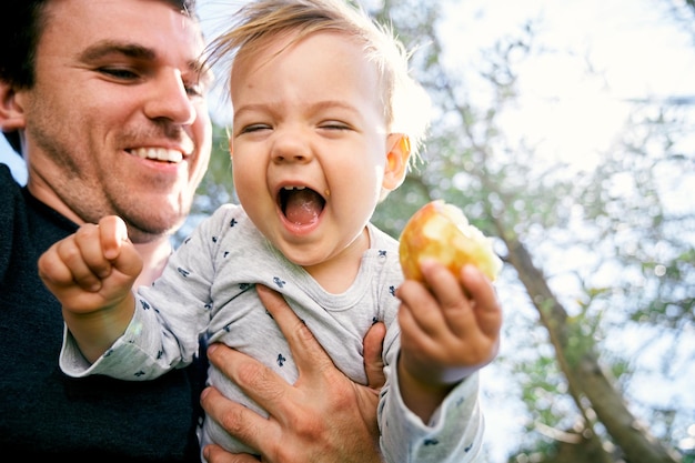 Foto vater und tochter halten ein baby