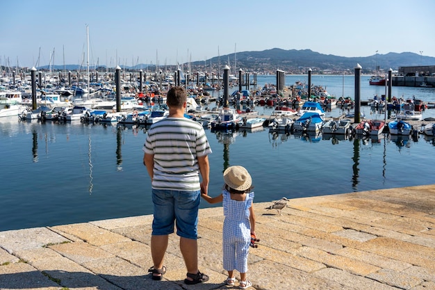 Vater und Tochter im Hafen