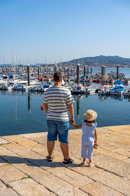 Vater und Tochter im Hafen