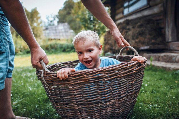 Foto vater und tochter im korb