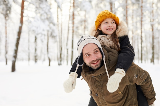 Vater und Tochter im Winter