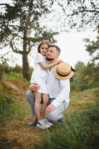 Vater und Tochter in der Natur