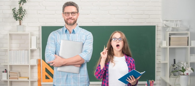 Vater und Tochter in der Schule Lehrer und Schüler Banner Vater und Teenager-Mädchen studieren Privatlehrer und Kind halten Copybook Familienhilfe Vater und Tochter