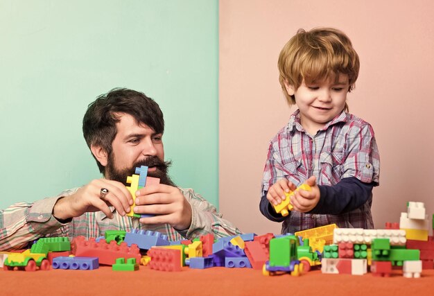 Vater und Tochter in vr-Brille staunten Kind mit Vater verwenden moderne Technologie digitale Zukunftsinnovation Papa zeigt kleinen Mädchen virtuelle Realität reiche Vorstellungskraft, die sich um ihre Zukunft kümmert