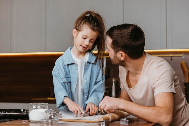 Vater und Tochter kochen in der Küche zu Hause