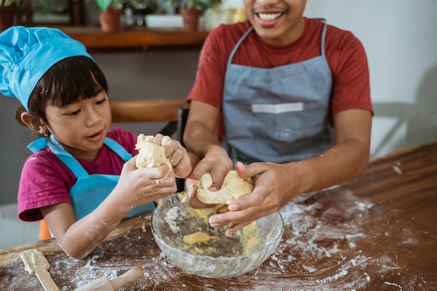 Vater und Tochter kochen zusammen