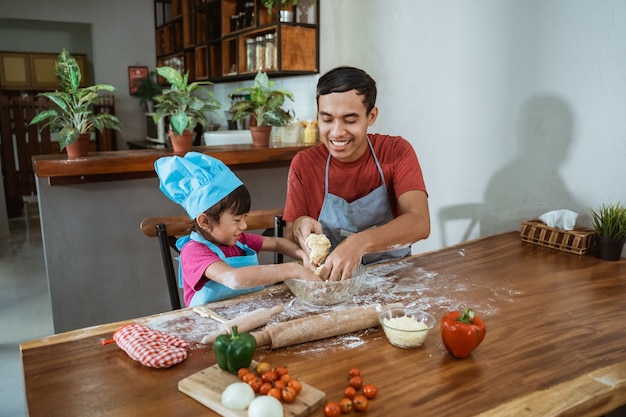 Vater und Tochter kochen zusammen