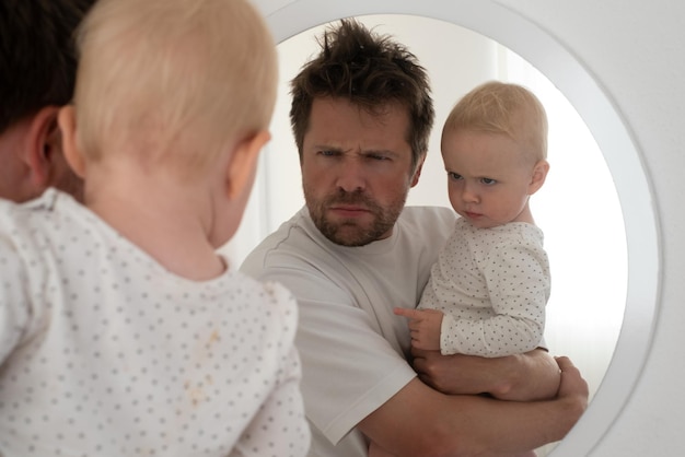 Vater und Tochter kuscheln und verbringen Zeit miteinander