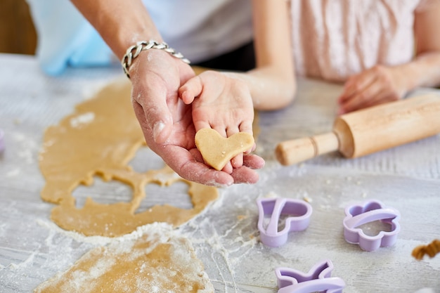 Vater und Tochter machen zusammen Kekse