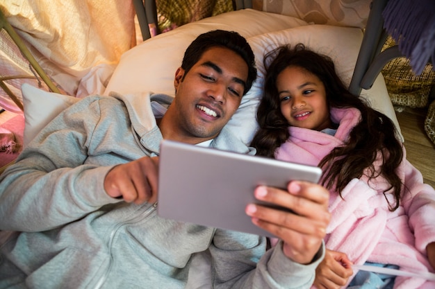 Vater und Tochter mit digitalem Tablet