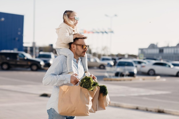 Vater und Tochter nach dem Einkaufen