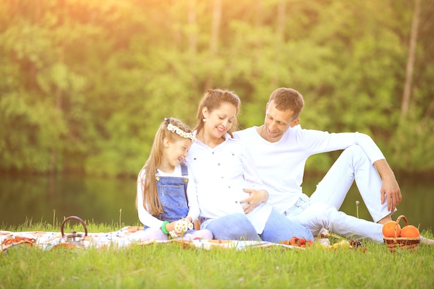 Vater und Tochter schwangere Mutter beim Picknick