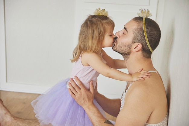 Vater und Tochter spielen als Prinzessinnen verkleidet