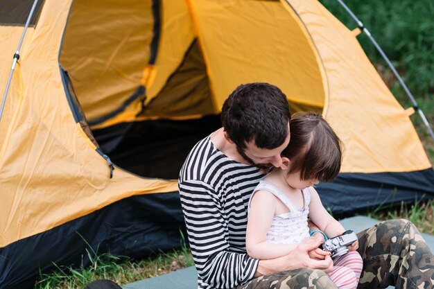 Vater und Tochter suchen Reisefotos vor der Kamera