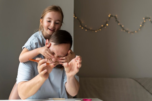 Vater und Tochter verbringen Zeit miteinander