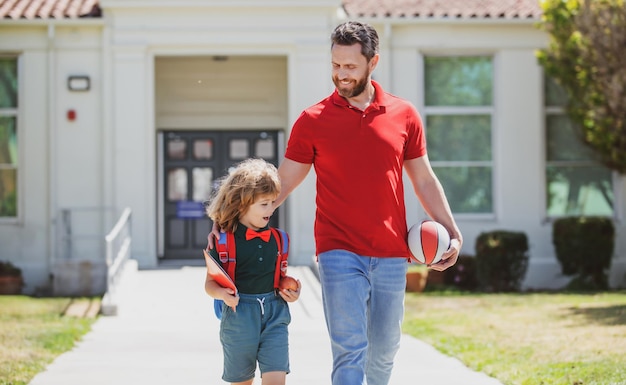 Vater unterstützt und motiviert Sohn, der zum Tag der Grundschullehrer geht