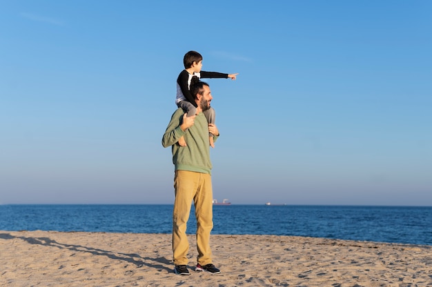 Foto vater verbringt zeit mit seinem kind