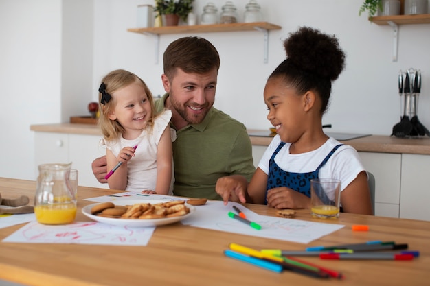 Vater verbringt Zeit mit seinen Adoptivtöchtern