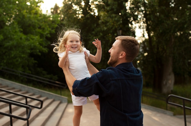 Vater verbringt Zeit mit seinen Adoptivtöchtern