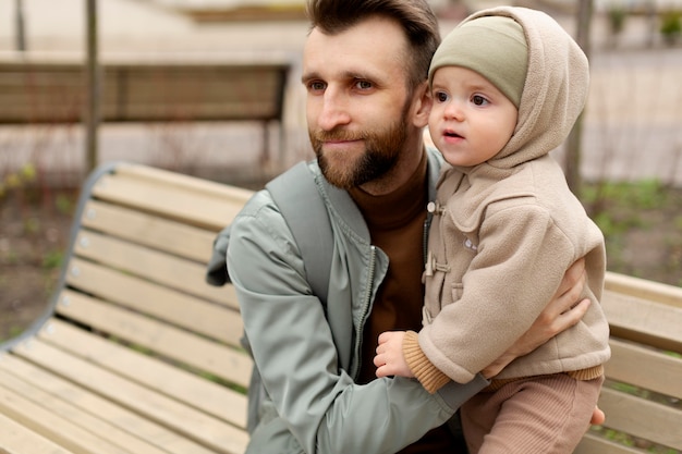 Vater verbringt Zeit mit seiner Tochter