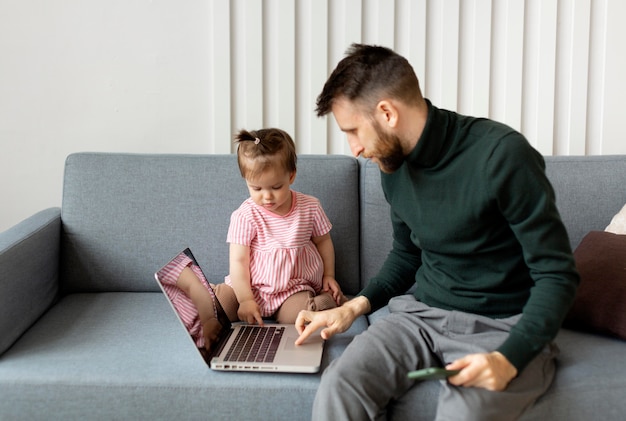 Vater verbringt Zeit mit seiner Tochter