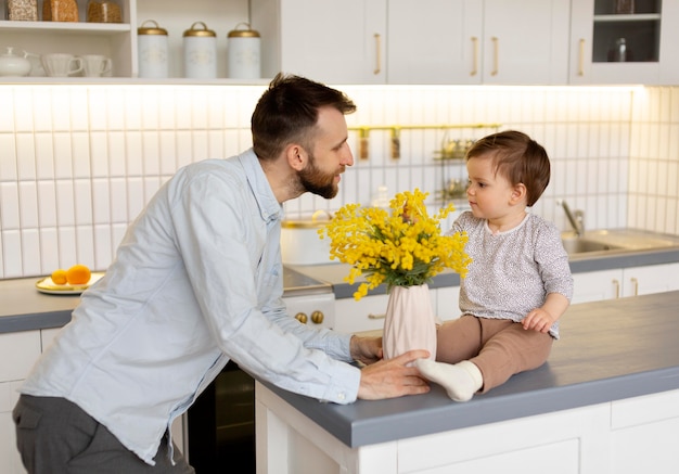 Foto vater verbringt zeit mit seiner tochter