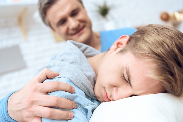 Vater versucht, mit seinem depressiven Sohn zu sprechen.