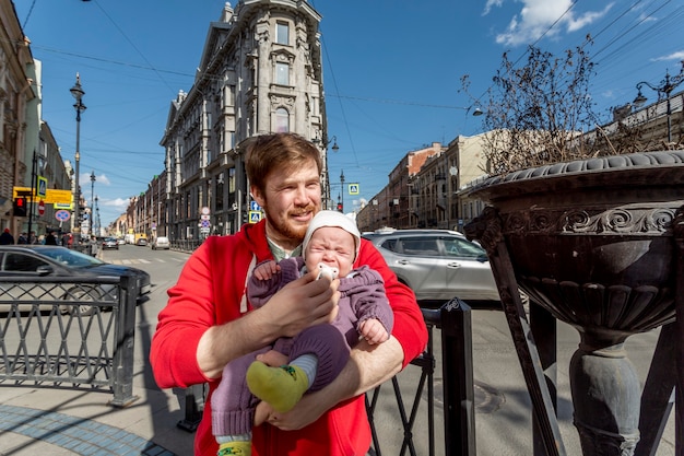 Vater versucht, seinen weinenden kleinen Sohn in der Straße von Sankt Petersburg Russland zu beruhigen