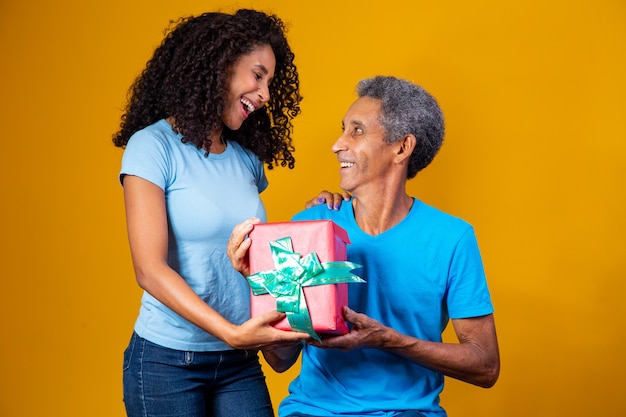 Vatertag. Glückliche Tochter, die Vater gratuliert und Geschenk gibt