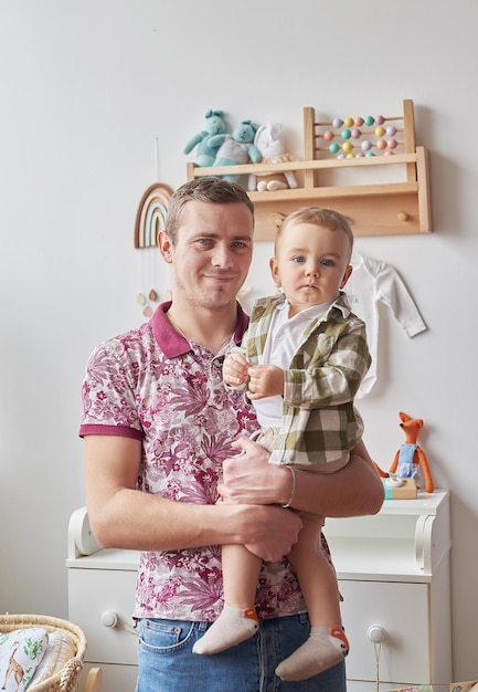 Vatertag Mann hält Jungen im Arm Kinderschutztag Internationaler Tag des Glücks