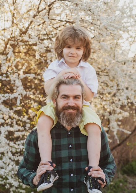 Vatertag Papa Kind Beziehungen Kind Schulter Fahrt auf Papa Sohn Schulter Fahrt freundliche Familie