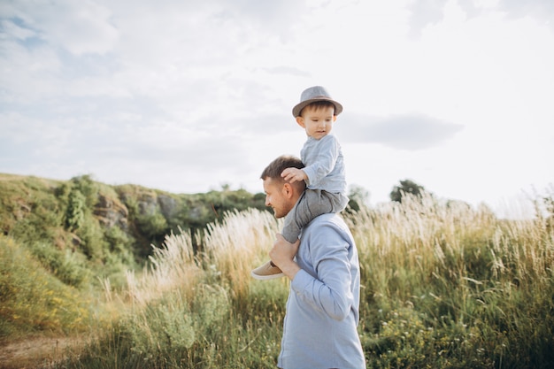 Vatertag. Vater und Sohn spielen im Sommer zusammen im Freien.