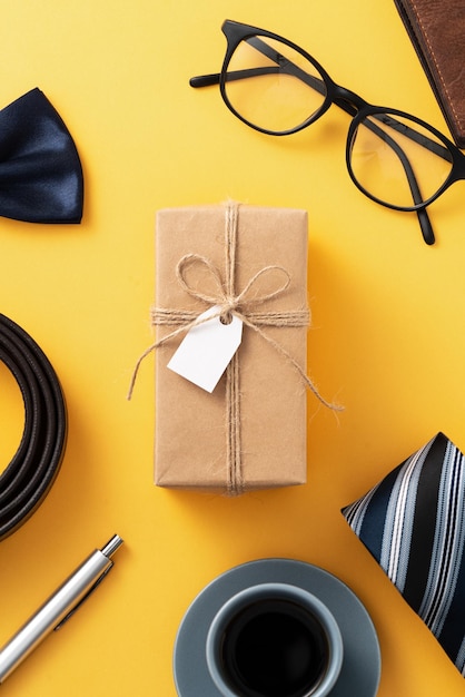 Vatertagsgeschenkideen-Designkonzept mit Geschenkbox auf gelbem Hintergrund