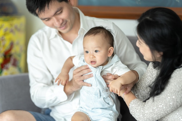 Vatertagskonzept Glückliches und lächelndes Kind oder Tochterperson, die Spaß und Liebe mit den Eltern der Familie zu Hause hat Vaterschaftskonzept von Papa mit Kindheitsaktivitätslebensstil