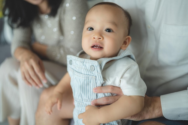 Vatertagskonzept Junger asiatischer Vater, der ein Babykind mit Familienmensch zu Hause hält glückliche Kindheit mit Liebe und Fürsorge zusammen kleiner süßer Sohn mit Vater und Eltern Elternschaftslebensstil