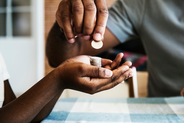 Vati, der seiner Tochter Münzen gibt