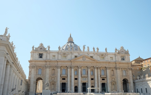 Vatikanstadt, rom - st. peter basilica, vatikanplatz und der ägyptische obelisk in der mitte des vatikanplatzes