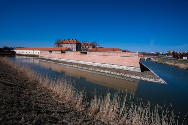 Foto ve a la antigua fortaleza y al castillo en la pequeña ciudad de holic en eslovaquia