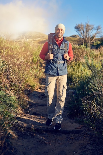 Ve a dar un largo paseo por la naturaleza Retrato de un excursionista feliz en un sendero de montaña por su cuenta