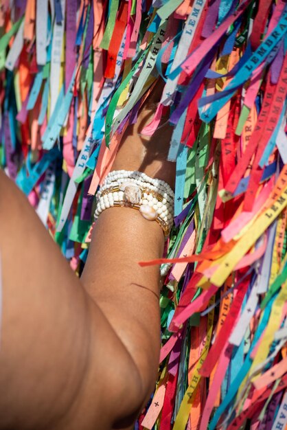 Se ve a un fiel católico atando una cinta de recuerdo en la barandilla de la iglesia del Senhor do Bonfim en la ciudad de Salvador Bahia