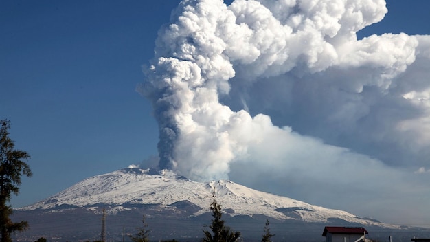 Foto se ve una gran columna de humo que se levanta de una montaña