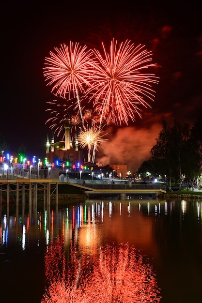 Ve a los increíbles fuegos artificiales que brillan en el cielo nocturno